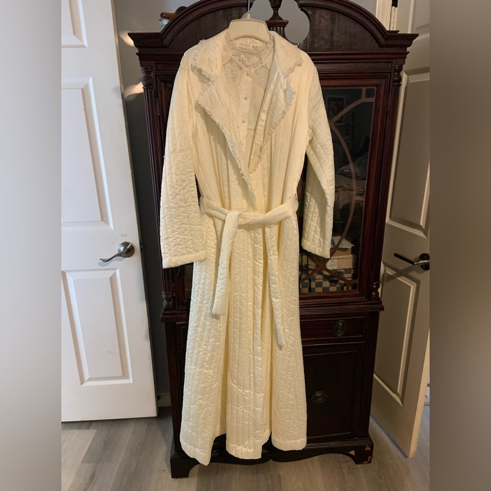 NWT Large Vintage Ivory Ladies Nightgown & Robe Set